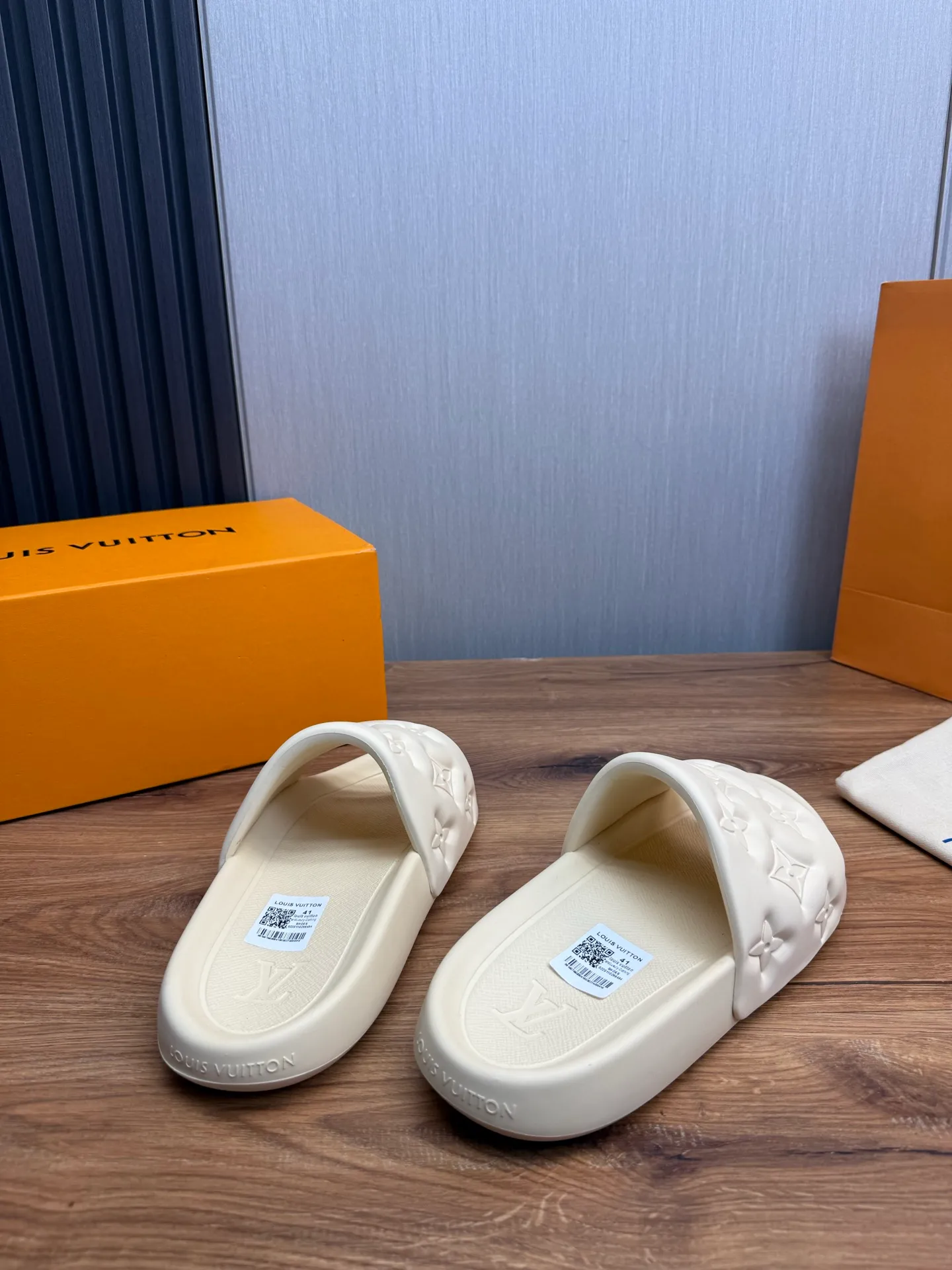 Men's shoes 💰260💰 ▪️LV's popular Little Red Book popular slippers hot sale: 1 shipment✅ Super textured and comfortable slippers, original TPU outsole. Authentic counter box drawer box packaging 🎁Size 38-45